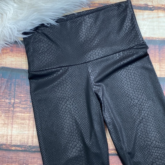 RELISTED Snakeskin Faux Leather Print Black Leggings Pants - Picture 7 of 7